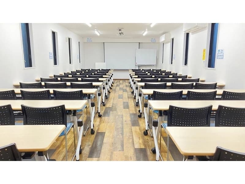 Room2は会場面積60m²となり、収容人数は3名掛け最大60人の会議室です。大規模なセミナーや説明会、講演会等に最適。

自然の光も入る明るい室内で、過ごしやすい会議室です。
65型テレビモニター、100インチプロジェクタースクリーンも完備。
