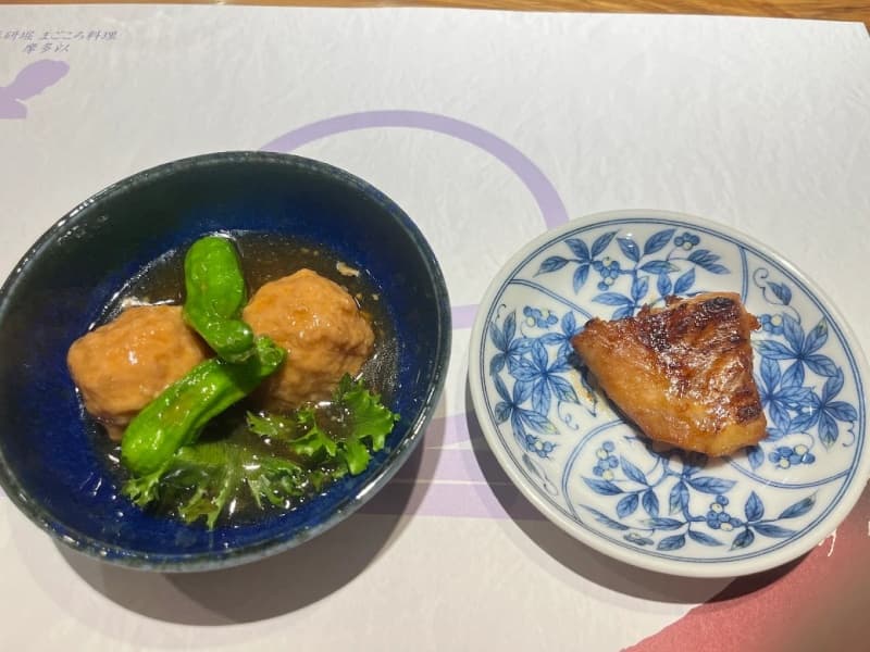 店主が自ら目利きした旬の食材を丁寧に仕上げた煮物と焼き魚。素材の旨味を最大限に引き出したシンプルな和の技が光る一皿です。