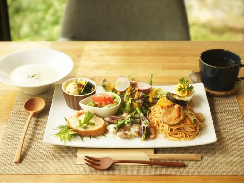 ランチは野菜たっぷりのプレートや、週替わり4種のパスタプレートが好評です。