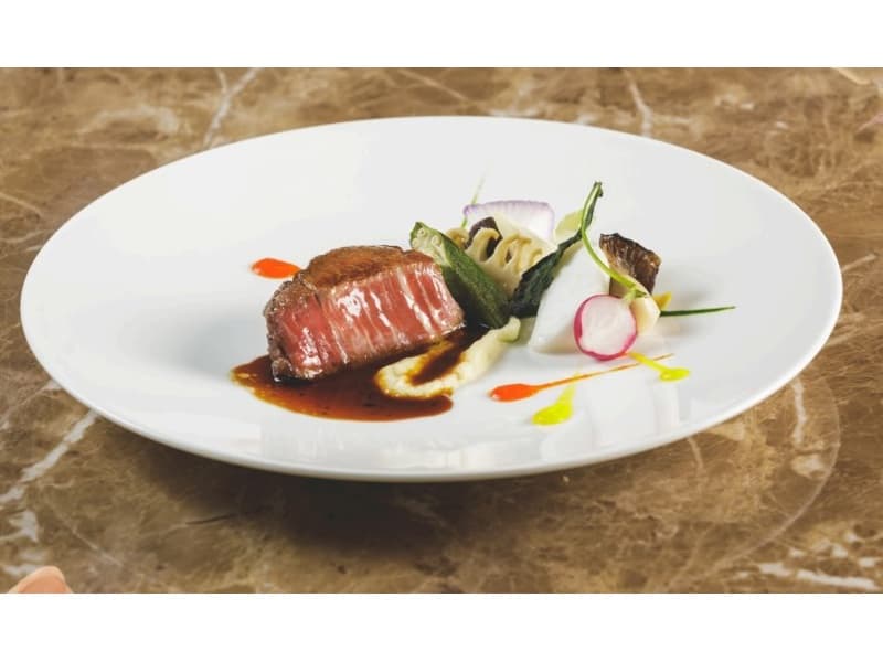 【オリジナル料理が自慢の会場】
全て一から一流シェフが作るお料理。
婚礼料理を熟知して最高のパーティーメニュー！