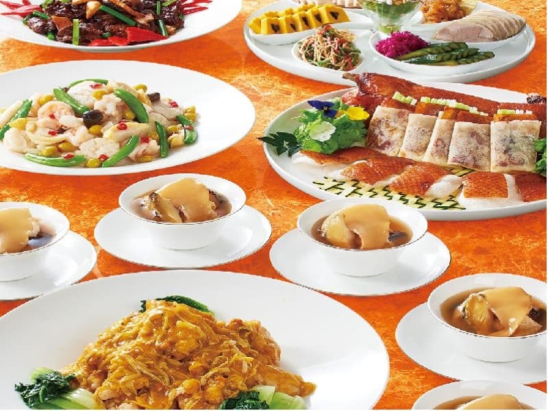 ＜永宝席＞
商談後の会食会、ご法要後のお食事、親族のお顔合わせなど、多岐にわたり選ばれているコースです。
ふかひれと鮑のスープ、北京ダック、天然鯛など高級食材を堪能。