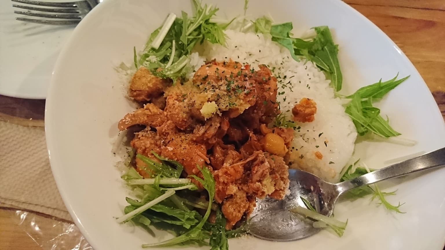 ハーブと野菜を添えた肉料理