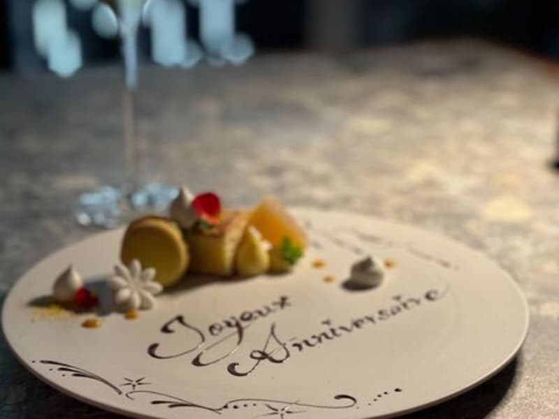 のメッセージを添えたデザートプレート。誕生日や記念日など、大切な方との特別なひとときを彩ります。