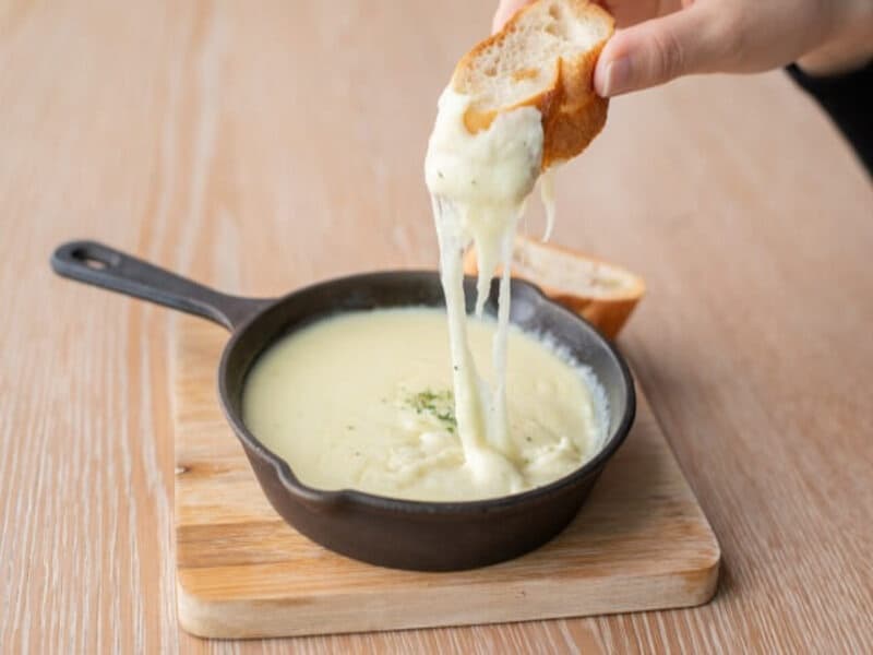 香り高いバターが贅沢感あふれるパンが料理の味わいを一層引き立て、 他では味わえない至福のマリアージュをお届けします。