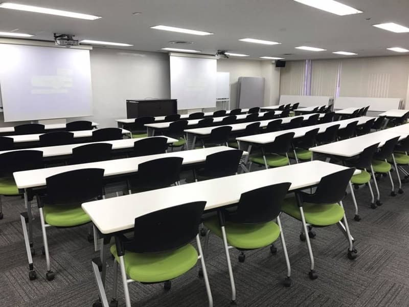 【レイアウト一例】スクール形式最大90名収容
【机のサイズ】幅210m × 奥行45cm