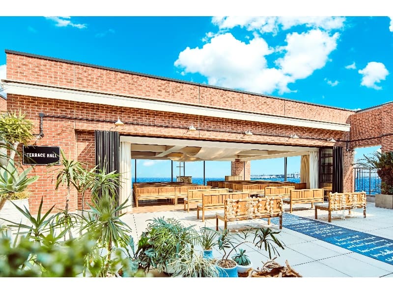 ５Fテラス＆チャペル
屋外・見渡しが抜けているオープン空間。青い空・鮮やかなグリーン・潮風と調和し、落ち着いた雰囲気。新作発表会などもオシャレにキマりそう！