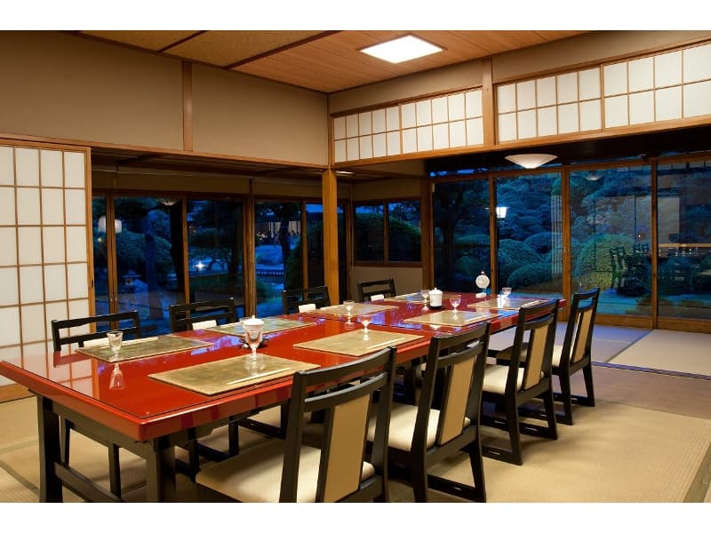 百年庭園の宿　翠水
日本の伝統美を活かした、三室異なる趣の数寄屋作りです。歴史を紡ぐ迎賓館で心をつくしてお迎えいたします。