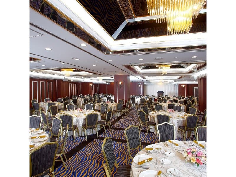 大宴会場「雅の間」。着席250名、立食300名まで可能な、落着いた雰囲気の会場です。
ご宴会はもちろん、会議にもご利用いただけます。
料理が自慢のホテルでご宴会をお楽しみくださいませ。