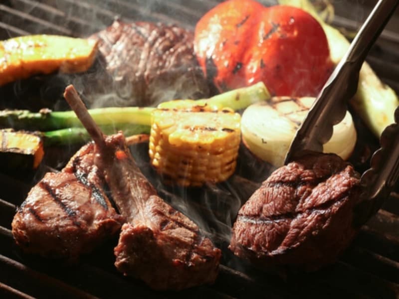 【お料理（例）】
厳選肉の溶岩グリル＜LAVAROCK＞
当店のイチオシメニューは溶岩石（LAVAROCK）で仕上げたジューシーなグリル料理をご堪能ください。
