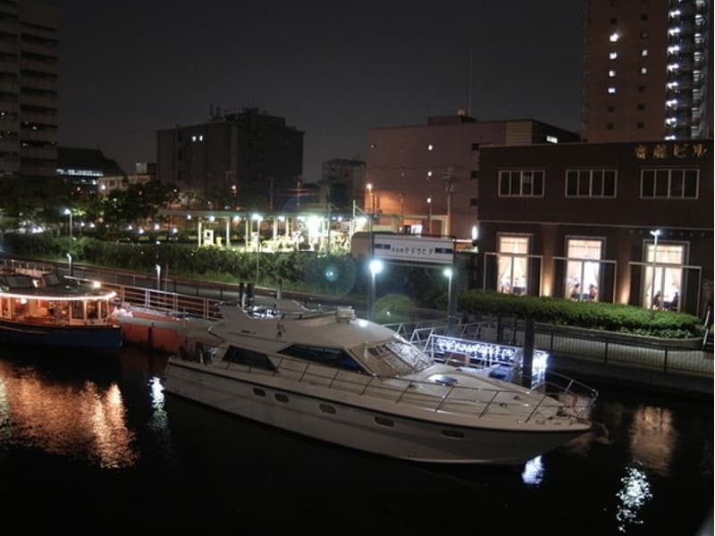 新東海橋のから見たお店。クルーザーが目印！