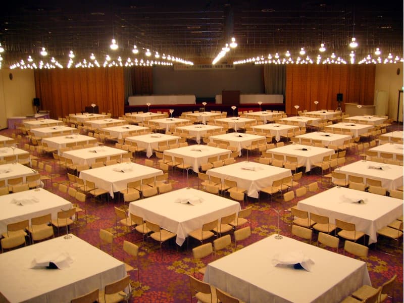 【梅の間】牡丹の間と合わせれば、150名ほどの宴会が可能。