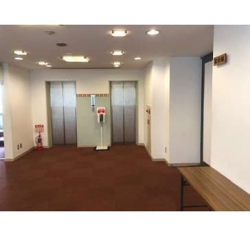 2階エレベーター前のエントランス