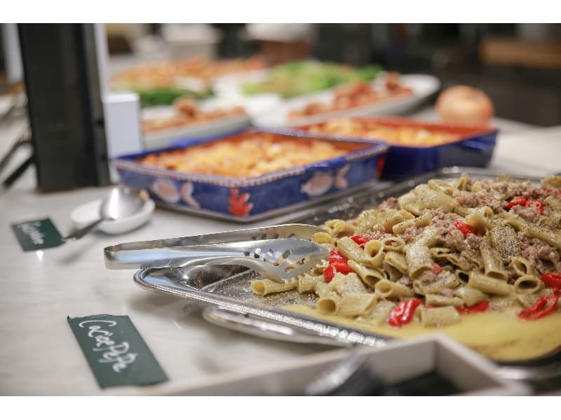 ブッフェの場合は、オープンキッチンカウンターにてお料理をお取り分けさせて頂きます。