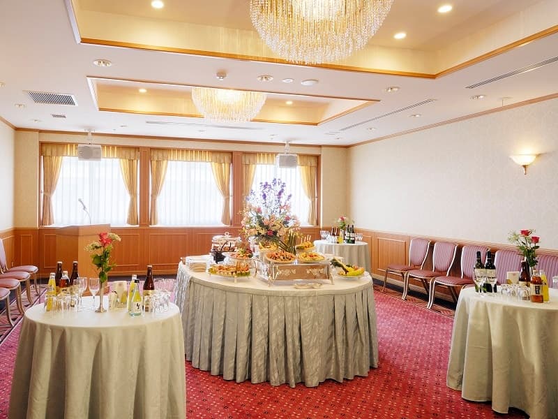 【雅】
ご家族でのご会食やクラス会など、少人数でご利用いただける小宴会場です。
〔55㎡／正餐24名・立食35名〕
