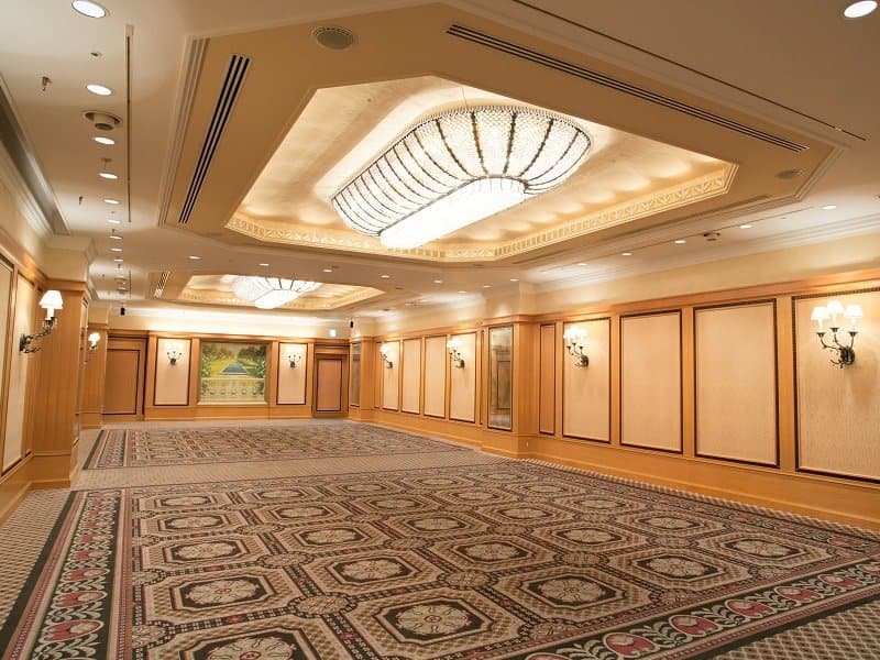 3階 白鷺の間
・面積：212m²　　天井高：4.0m
・カクテルブフェ：120名、着席ブフェ：70名、正餐：120名、シアター：228名、スクール：96名