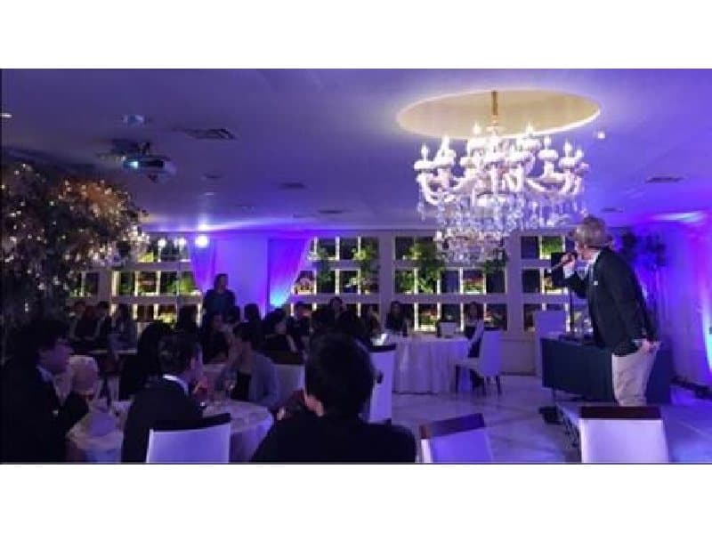 照明機材やステージを使用した演出の可能です。