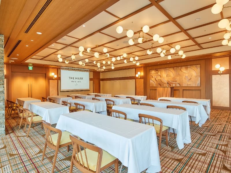 4F THE ORIENTAL ROOM（ジ オリエンタル ルーム）120㎡
スクール形式 1卓2名掛：42名様／1卓3名掛：60名様

木の温もりが溢れ大きな窓からは柔らかく光がふりそそぎます。上質ながらもゲストとあたたかいお時間をお過ごしいただけます。