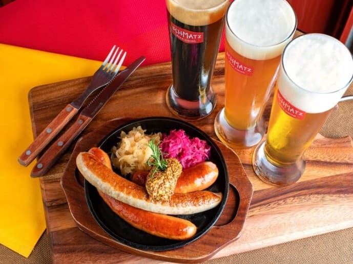 香ばしいソーセージと3種のビールが並ぶ、心満たされるひととき