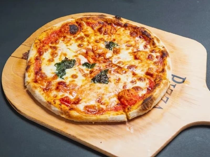 🍕本格イタリアンのパーティーピザ🍕
パーティーフードとして人気No.1！焼きたてのサクサク生地にとろけるチーズ。宴会・二次会のシェアフードとして最高の盛り上がりを演出します。