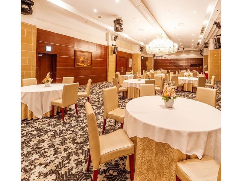 キング 361㎡/4階

収容人数
円卓ブッフェ 18卓（144名）/正餐 18卓（126名）
立食150名
スクール198名（3名掛け時）