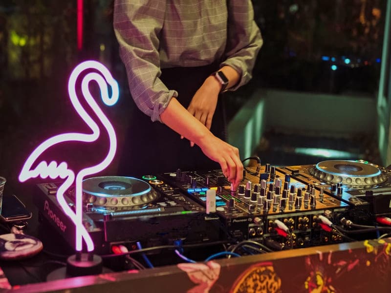 週末夜はDJによるライブイベントあり
その他不定期で大型イベントを開催しています