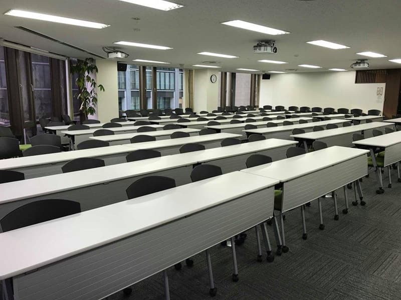 前面ガラス張りの明るい会場
自由なレイアウトでイベントを演出いたします。
