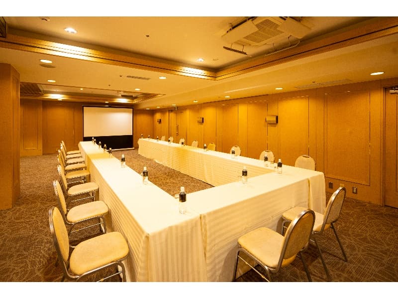 ■ジョフラン
宴会収容人数：着席40名・立食60名
会議収容人数：
[スクール]
2名掛け40名・3名掛け60名
[ロの字]
2名掛け24名・3名掛け36名
[シアター] 100名
