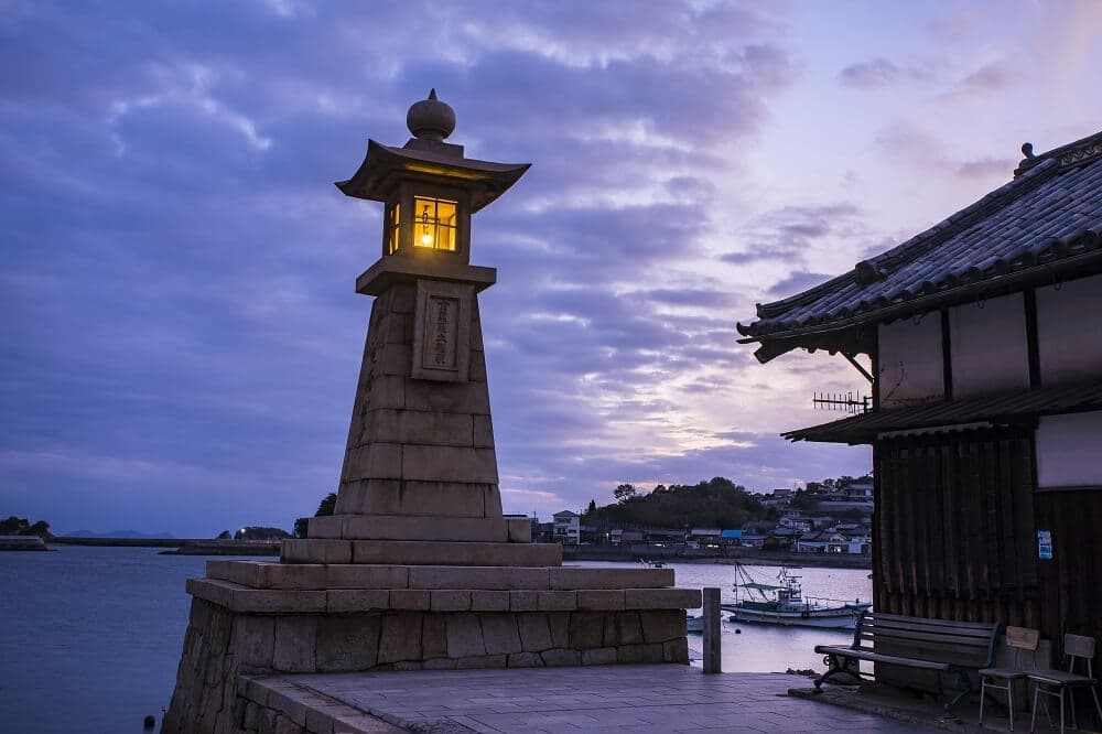 ＜近隣スポット：常夜燈（鞆の浦）＞
福寿会館から車で約30分

鞆の浦のシンボルとして、港町を見守り続ける小さな灯台です。映画のロケ地やアニメの背景モデルとして描かれることも。