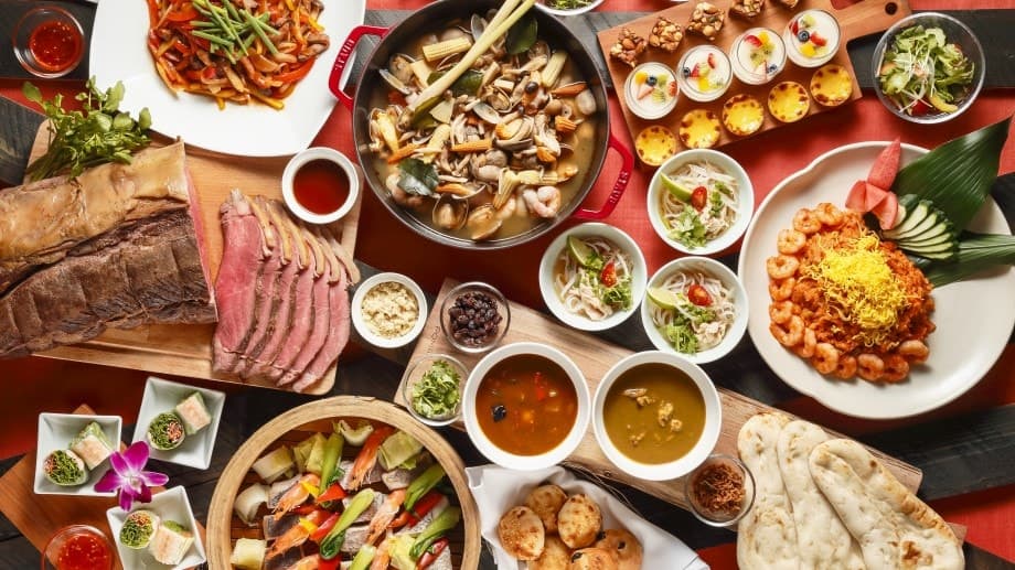 【ブッフェ料理（洋食・中国料理、日本料理）】
前菜からデザートまでさまざまなお料理が楽しめるブッフェ料理。熱い料理は熱く、冷たい料理は冷たいままでお楽しみいただけるようにご用意し、お客様にできたての味を味わっていただけます。シェフによる演出などを加えて華やかなパーティの演出も可能です。