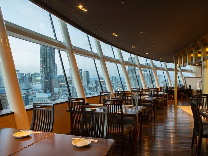 【14F 酒房　龍宮】
お料理と夜景を味わえる「龍宮城」をモチーフにした最上階の居酒屋。
ホテル最上階からの夜景は格別。銘酒と旬の食材を使ったオススメの一品料理をゆったりとお楽しみいただけます。
カラオケを併設した個室もございます。