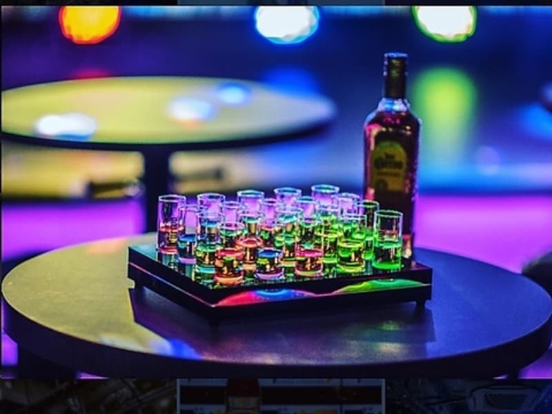 ショットを楽しみながら歌って踊ることで、素晴らしい体験を楽しむことができる