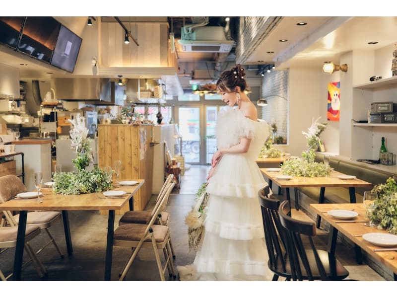 店内中央部分
壁際はソファ席、目の前はバーカウンターがございます