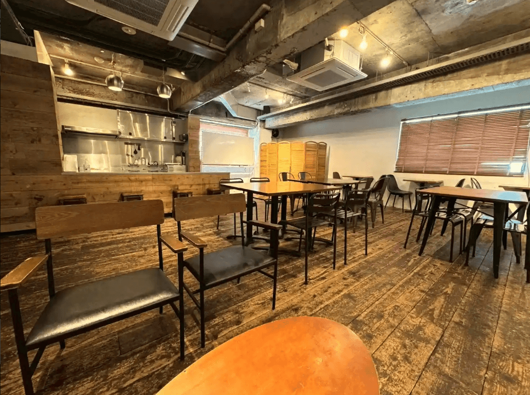 カフェ風のおしゃれな内装が特徴です