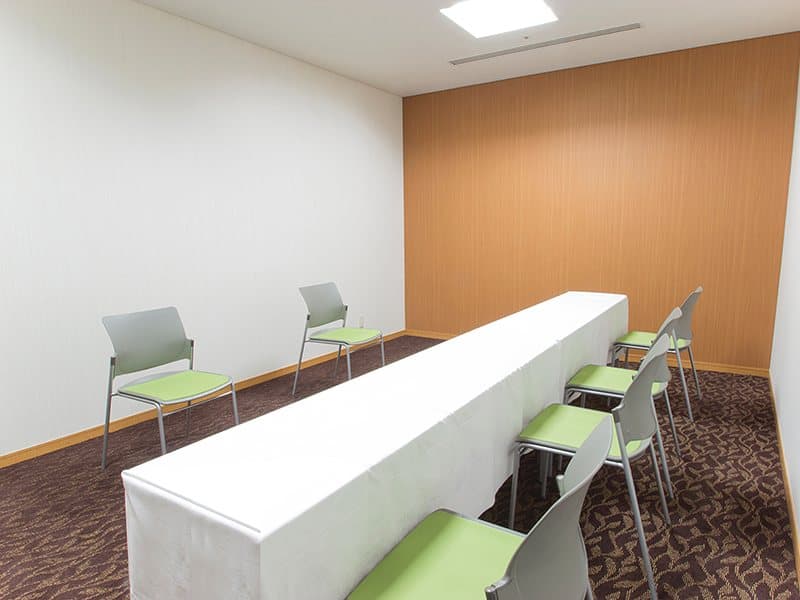■リンドウ
面積：22㎡
料金：\11,000／3時間
スクール型：10名
シアター型：16名
口の字型：14名