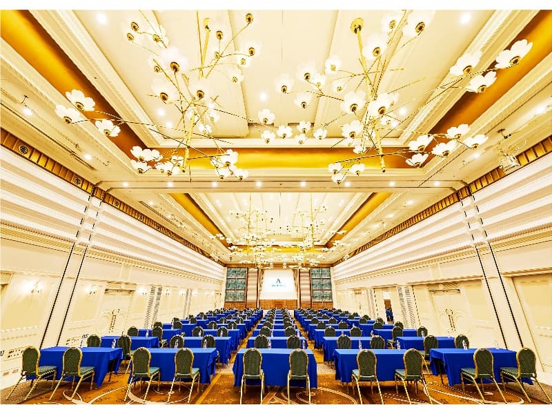 宴会場「華」
シアターで700名、スクール形式で500名、着席宴会で320名、立食宴会で500名を収容できるアートホテル小倉最大の宴会場です。
天井開閉式で明るい外光も取り入れることが可能です。