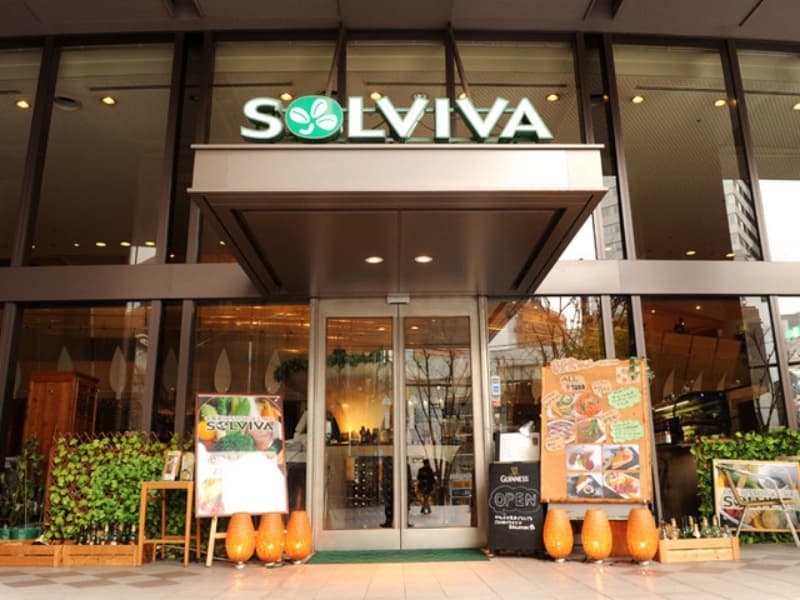 【阪急各線 梅田駅 徒歩3分】
緑と白を基調としたスタイリッシュなエントランス。
「SOLVIVA」のロゴサインが目立ち、植物を活用したナチュラルで開放的な雰囲気を演出しています。