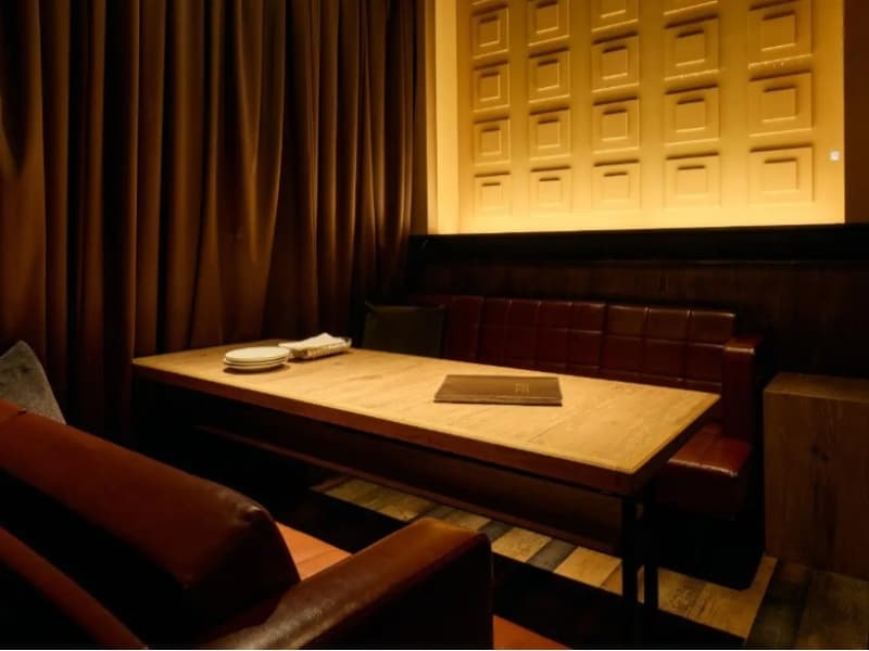 ゆったりとしたソファーの宴会個室は3室つなげて最大２５名様まで着席可能です。