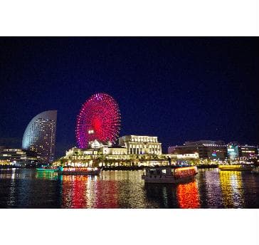 こんな夜景を目の前に美味しいお酒と美味しいお料理、最高に贅沢で優雅なひと時。皆様もこんな夜景をバックにお写真お撮り頂けます。