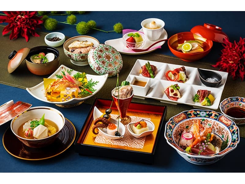 【日本料理】
和食会席を用途に合わせ各種ご用意
前菜から水菓子まで
季節の旬のお料理をご堪能いただける
一番人気のコースメニューです