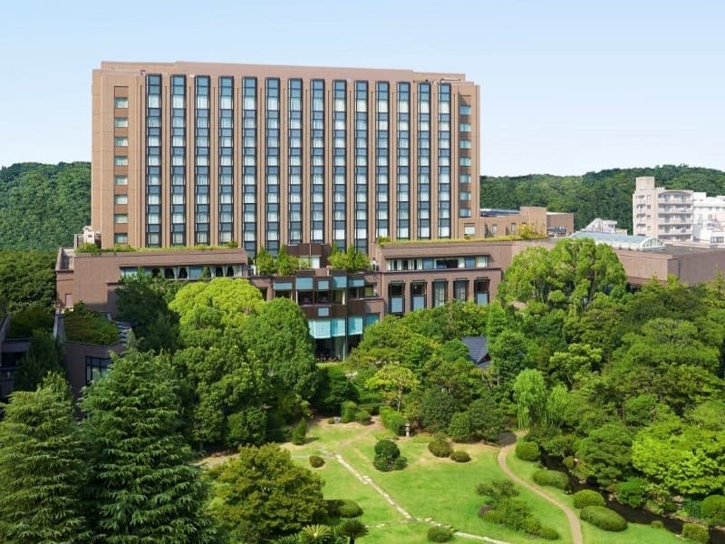 “閑静な地に佇むヨーロピアンクラシックの館”
緑豊かな文化と伝統の地・早稲田の杜に建ち、内装はヨーロピアンクラシックなインテリアでまとめられた、都会の喧騒とは別世界の穏やかで優雅な空間を提供するホテルです。