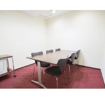最大ロの字型で６名収容可能です。

当会場の中で一番小さな会場となっており、少人数での打ち合わせ・会議・控室の利用にオススメです。
