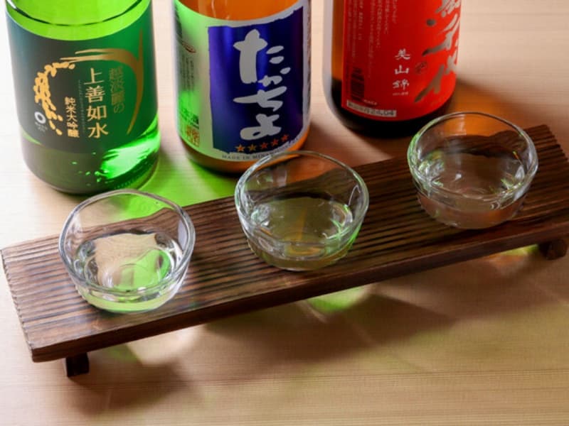 利き酒も楽しめる、こだわりの日本酒飲み比べセット。料理に合う厳選銘柄を堪能