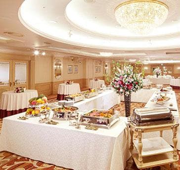 ■プリマヴェーラ
＜会議・セミナー利用＞
面積（㎡）479
天井高（m）3.4
最大ご利用人数（人）
 スクール320
 シアター540
＜宴会・パーティ利用＞
面積（㎡）479
天井高（m）3.4
最大ご利用人数（人）
 正餐230
 立食350
