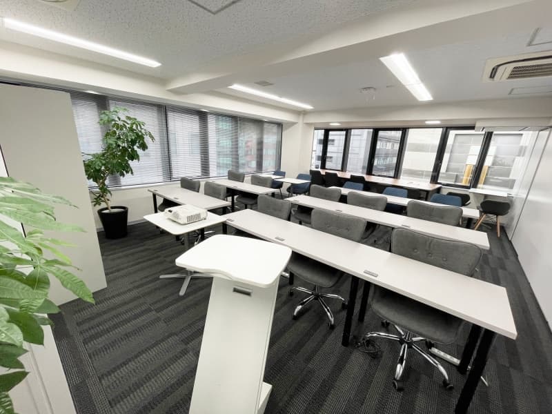 「SpaceA」
・全体面積：45㎡
・収容人数：30名（着席21名）
・プロジェクター・スクリーン　無料貸出し