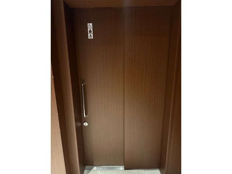 ♿バリアフリー完備で全員が安心して楽しめる♿
スロープ設置＆障害者用トイレ完備で、車いすの方やシニアの方も安心してご利用いただけます。ご家族の記念日や幅広い年代が集まるパーティーも、みんなが笑顔になれる会場です。