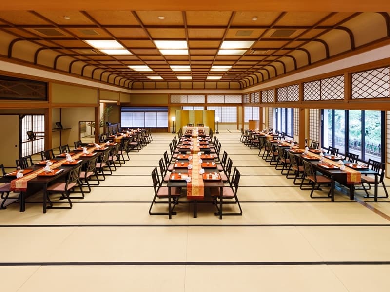 大広間。結婚式、宴会、研修、会議、忘新年会等、多種多様なニーズに対応可能。100名様程度まで収容可。