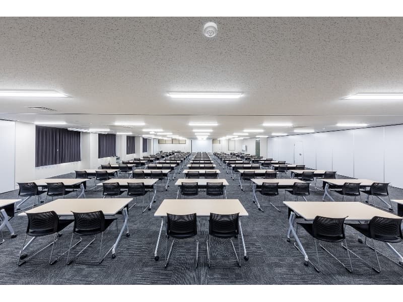 【大ホール(457㎡)】
当館で一番大きな会場です。
3つの会場にセパレート可能なため、大研修室①(171㎡)・大研修室②(142㎡)・大研修室③(137㎡)と分割してもご利用いただけます。
