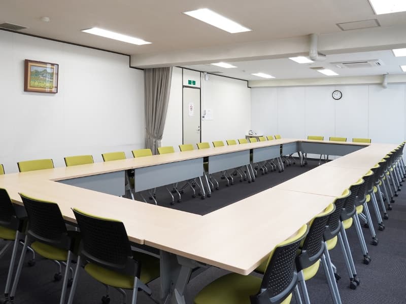 スタッフが別フロアに常駐しているため、当日に何かあっても臨機応変に対応できて安心です。※第一+第二会議室　ロの字形式　36名着席可能。