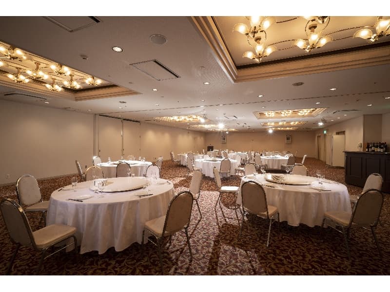 宴会場【グリーンホール】
収容人数：150名（着席） ／面積：297m2 (90坪)