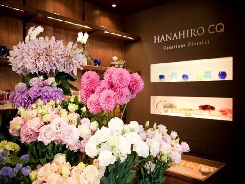 【フラワーショップ】
プリザーブドフラワーの第一人者である細沼光側氏がプロデュースするフラワーブティックを完備しております。